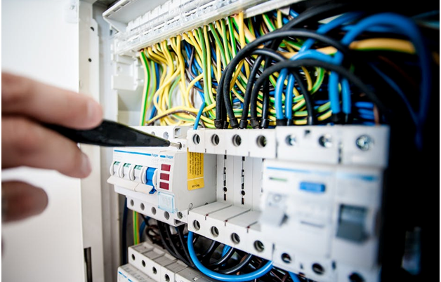 Looking For an Electrician in Texas? Make Sure They Are Licensed